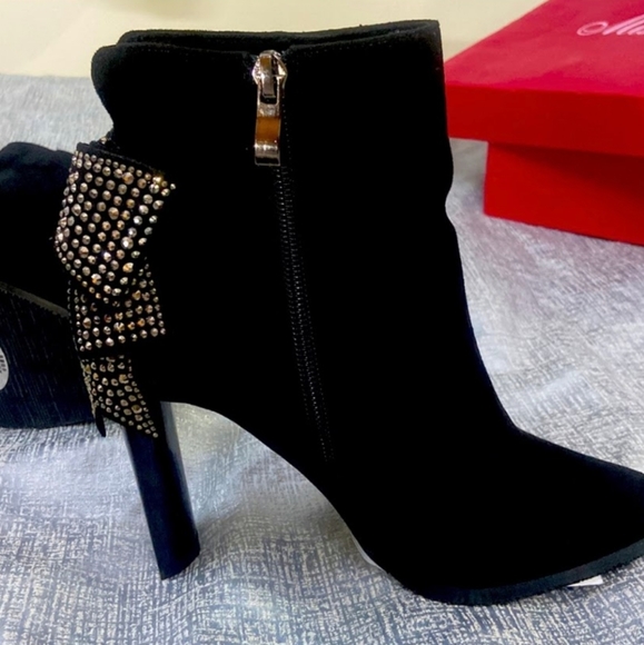 Embellished shoes - Picture 2 of 3